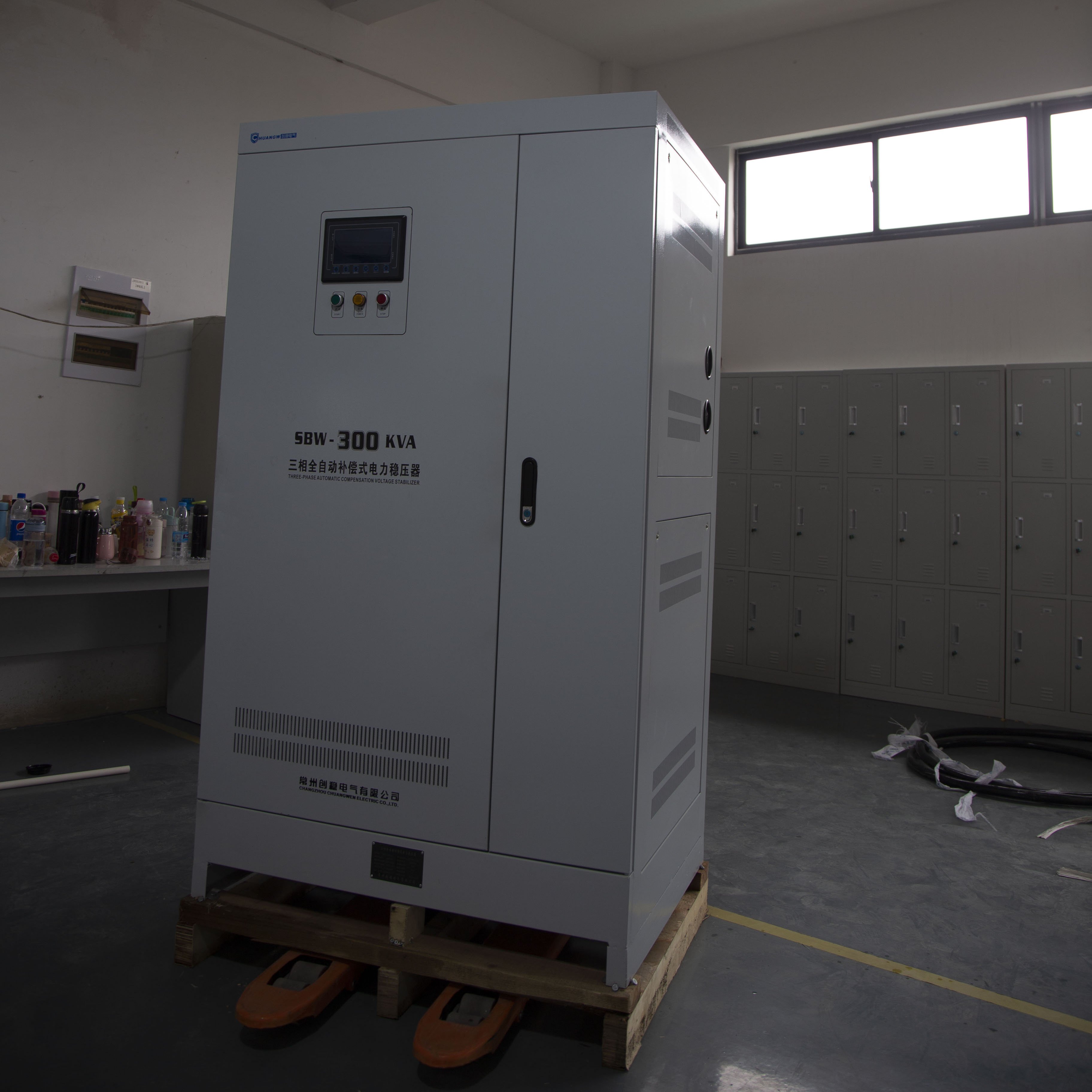三相大功率補償式穩(wěn)壓器